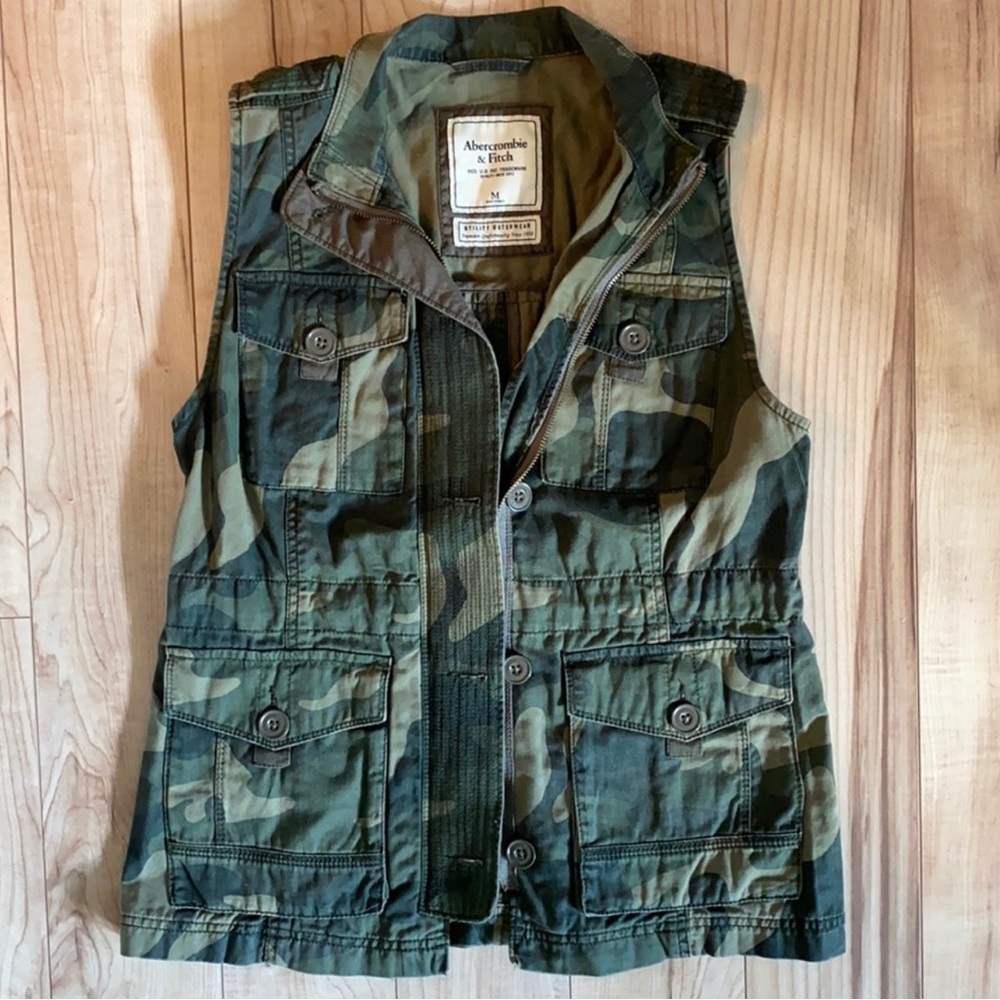 Abercrombie & Fitch Camo Utility Vest. Size Medium.